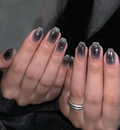 Short Almond Acrylic Nails Gray, Black And Silver Nails Acrylic Short, Black Aura Nails With Chrome, Black Silver Star Nails, Black And Silver Aura Nails, Black And Grey Nail Art, Gray Star Nails, Black Aura Nails Short, Gray Aura Nails