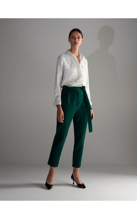 Dark Green Pants Outfit Work, Green Pants Outfit Work, Tapered Pants Outfit, Green Trousers Outfit, Slacks Outfit, Pants Outfit Work, Green Pants Outfit, Dark Green Pants, White Shirt Outfits