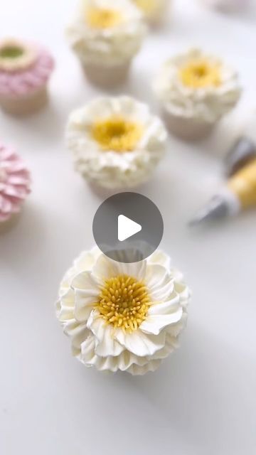 Flowers Icing Tutorial, How To Do Icing Flowers, Easy Piped Flowers, Flower Petal Cupcakes, How To Pipe Wildflowers On Cake, Buttercream Cupcake Flowers, Piping Hibiscus Flowers, Cream Cheese Frosting Flowers, How To Flower Cupcakes