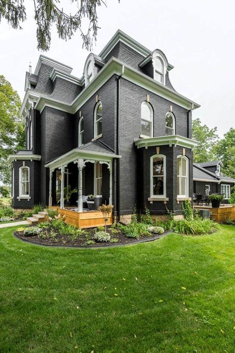 Windenburg House, Facade Decor, Old House Design, Victorian Porch, Pretty Homes, Black Houses, Victorian Style Homes, Modern Victorian, Victorian Houses