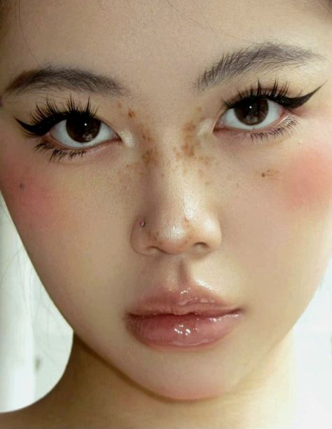 Cute Date Makeup, Doll Style Makeup, Doll Like Makeup Natural, Innocent Makeup Look Sweet, American Douyin Makeup, Makeup On Small Eyes, Round Face Asian Makeup, Hyperfeminine Makeup, Blush Placement Round Face