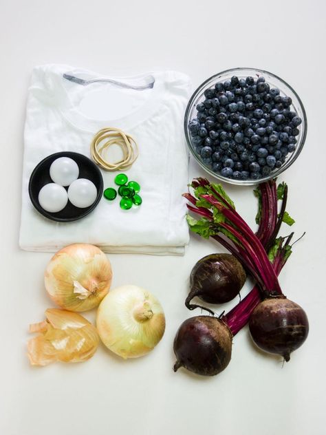 Turn fresh fruit and vegetables into natural dye for beautiful tie-dyed t-shirts. Purple Placemats, Fruits And Vegetables Pictures, Tie Dye Bedding, Vegetable Pictures, Fruit And Veggies, Hgtv Garden, Ice Tie Dye, Make A Tie, Tie Dye Crafts