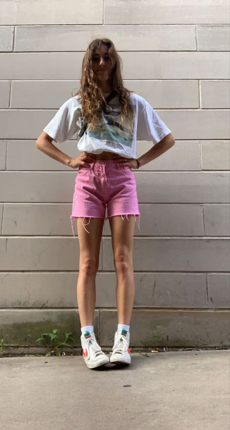 Pink Shorts Outfits Aesthetic, Dad Shorts Outfits, Levi Shorts Outfit, Outfit Organizer, Pink Shorts Outfit, Modest Jeans, Summer Jean Shorts Outfit, Pink Shorts Outfits, Short Fits