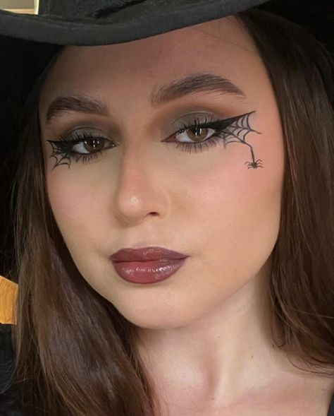 witch costume, witch makeup, witch aesthetic, witchcore, halloween makeup, easy halloween costume, last minute halloween costume Makeup For Halloween Witch, Simple Witch Makeup Halloween Kids, Witch's Makeup, Very Easy Halloween Makeup, Hot Witch Makeup, Witch Make Up Halloween Aesthetic, Minimalistic Halloween Costume, Witch Makeup Simple, Witch Makeup Ideas Halloween