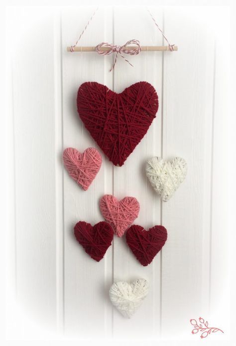 Fil d'artisanat de coeurs Saint-Valentin #valentines Saint Valentin Diy, Valentines Bricolage, Valentine Wreath Diy, Diy Valentine's Day Decorations, Homemade Valentines, Handmade Valentine, Valentine Wreath, Simple Valentine, Valentine's Day Diy