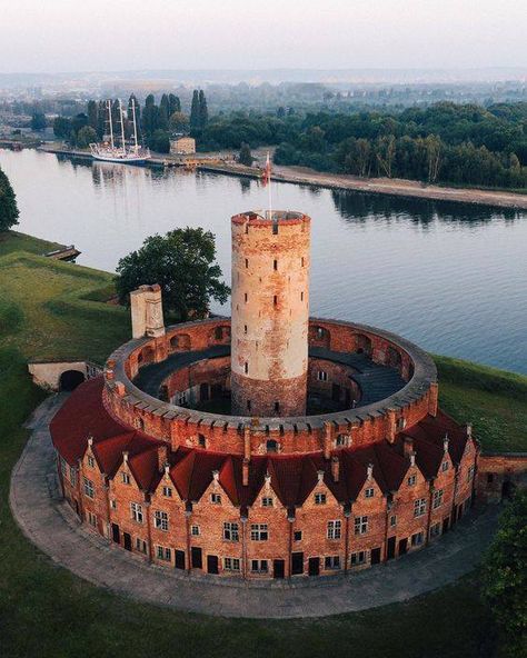 Architecture Antique, Unusual Buildings, Interesting Buildings, Amazing Buildings, Unique Buildings, Beautiful Castles, A Castle, Gdansk, Ancient Architecture