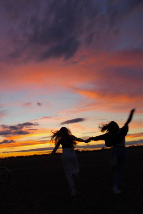 Bsf Photos Aesthetic, Aesthetic Pictures Person, Bestie For Life, Bff Sunset Pictures, Aesthetic Friend Photoshoot, Sister Vibes Aesthetic, Life Is Short Aesthetic, Aesthetic Photos To Take With Your Best Friend, Sunset Dance Photography