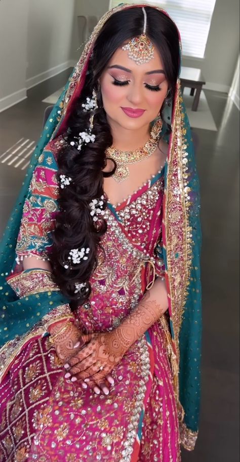 Mehndi Bride Dresses Pakistani, Pakistani Mehndi Dress Bridal, Mehendi Hairstyles Brides Pakistani, Mehndi Bride Hairstyles Pakistani, Mehndi Hairstyles Pakistani Bridesmaid, Mayoun Hairstyles, Pakistani Mehndi Dress For Bride, Mehndi Bride Hairstyles, Mendhi Outfit For Bride