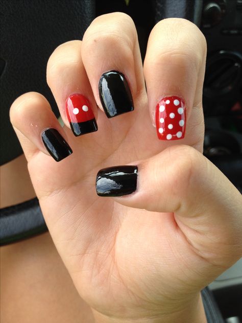 Disney nails Mickey and Minnie Mouse design Ongles Gel Violet, Mickey Mouse Nail Art, Disney Nail Designs, Mickey Mouse Nails, Minnie Mouse Nails, Disney Acrylic Nails, Mickey Nails, Kutek Disney, Nail Art Disney