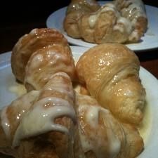 Copycat of Cheddar's honey butter croissants. I used canned croissants. The honey butter directions are 3/4 cup of powdered sugar, 3/4 cup honey, 3/4 cup of butter mix and then melt :) Honey Butter Croissants, Canned Butter, Butter Honey, Honey Recipes, Honey Butter, Restaurant Recipes, Copycat Recipes, Powdered Sugar, Creative Food