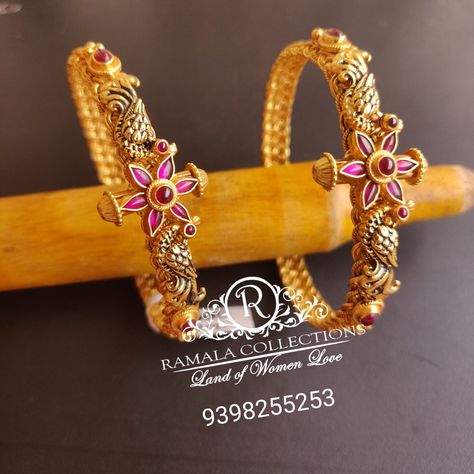 Kadas Bangles, Gold Bangle Watch, Silver Kada, 22k Gold Bracelet, Fashion Jewelry Necklaces Gold, Emerald Stone Rings, Modern Bangle, Delicate Gold Jewelry, Sarees Cotton