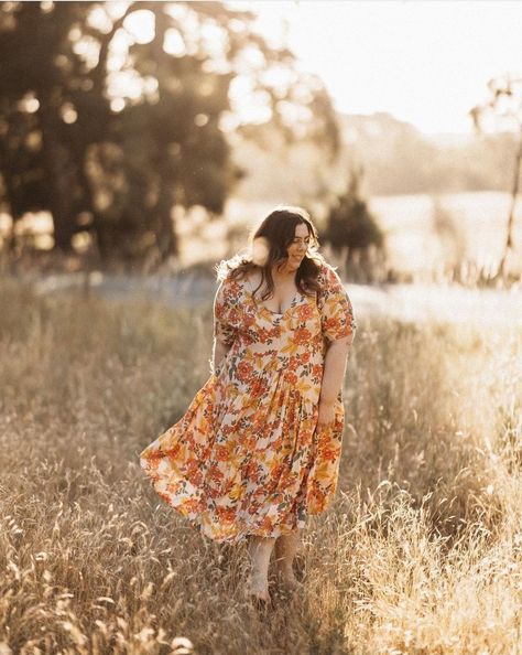 Plus Size Nature Photoshoot, Plus Size Poses For Pictures Dress, Plus Size Photography Poses, Creek Pics, Friendship Shoot, Field Portraits, Plus Size Photography, Garden Photoshoot, Boho Photoshoot