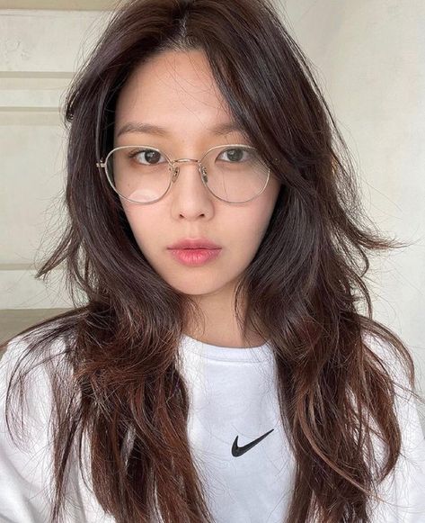 Deep Burgundy Hair Color, Honey Brown Hair Color, Asian Skin Tone, Sooyoung Snsd, Hair Color Asian, Soo Young, Silver Blonde Hair, Dramatic Hair, Honey Brown Hair