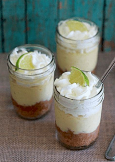 Pie In A Jar, Key Lime Pie Easy, Mason Jar Desserts, Dessert In A Jar, Mason Jar Meals, Meals In A Jar, Lime Pie, Key Lime Pie, Yummy Sweets