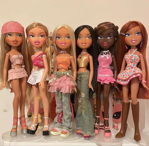 Bratz Dolls Clothes, Bratz Doll Outfits Pink, Brats Doll Outfits, Bratz Dolls Outfits In Real Life, Barbie Dolls Aesthetic, Bratz Restyle, Brats Outfits, Bratz Doll Outfits Inspiration, Bratz Dolls Aesthetic Outfits