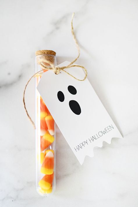 Halloween Party Favors For Kids, Diy Halloween Party Favors, Candy People, Printable Halloween Tags, Diy Halloween Party, Halloween Treat Tags, Cute Halloween Treats, Free Printable Halloween, Halloween Gift Bags