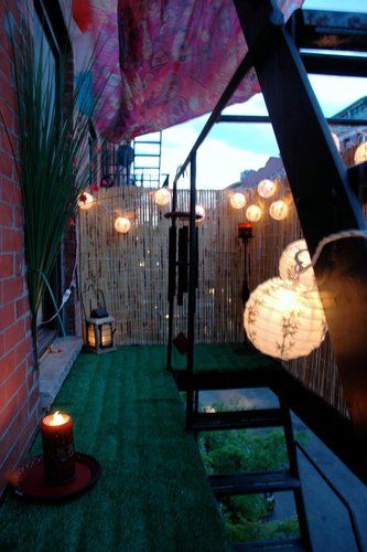 Outdoor Small Cool Contest from Apartment Therapy - you can turn your fire escape into a balcony! Fire Escape Decor Ideas, Hidden Balcony, Backyard Ideas For Renters, Upstairs Balcony, Patio Setup, Beautiful Lanterns, Bamboo Screen, Small Apartment Therapy, Wc Decoration