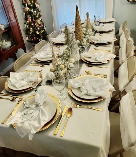 White And Gold Christmas Decor Table, White And Gold Christmas Table, Gold Christmas Table Decor, Elegant Christmas Table Decor, Christmas Table Set Up, New Years Eve Table Setting, Gold Christmas Table, Xmas Dinner Table, Elegant Christmas Table