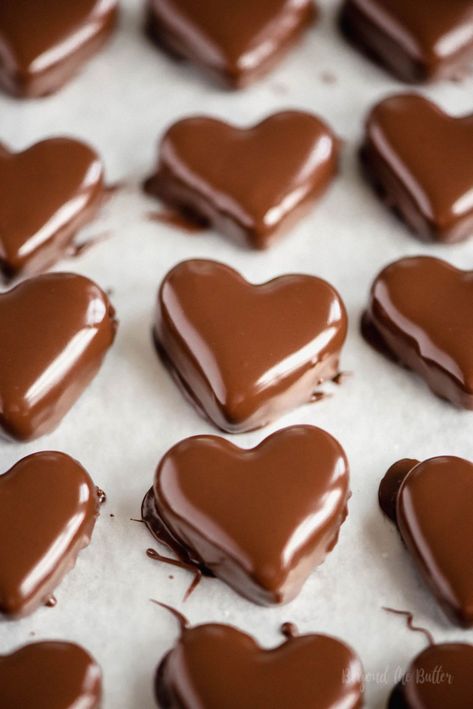 These CHOCOLATE COVERED PEANUT BUTTER HEARTS are so easy to make, require very little ingredients, and taste amazing with their rich, chocolatey outside and creamy, peanut buttery filling on the inside. And the best part, whoever you give these to will be super impressed and touched that you took the time to make these delectable treats just for them! #chocolate #chocolatepeanutbutter #valentinesdaytreats #easyvalentinesdaytreats #beyondthebutter Peanut Butter Hearts, Cool Diet Recipes, Valentine's Chocolate, Pastry Packaging, Gluten Free Marshmallows, Fabulous Desserts, Chocolate Peanutbutter, Heart Chocolate, Peanut Butter Eggs