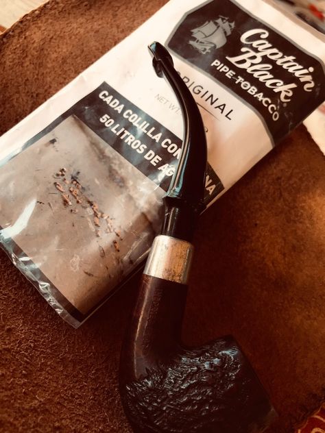 Tabaco aromático con dejos de chocolate y vainilla. Tabacos Black cavendish y burley Pipe Aesthetic, Ocean Eyes, Pipes And Cigars, Cigars, Collage, Pins, Quick Saves, Black