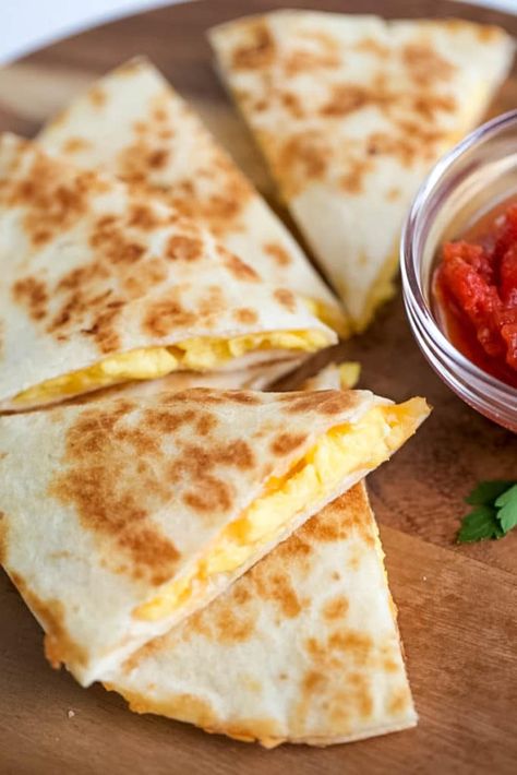 Breakfast Quesadilla Recipes, Breakfast Quesadillas, Breakfast Recipes Easy Quick, Menu Sarapan Sehat, Breakfast Quesadilla, Homemade Waffles, Breakfast Party, Quick Breakfast Recipes, Quesadilla Recipes