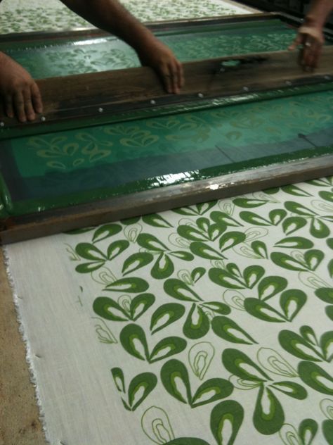 screen printing fabric Screen Printing Fabric, Screen Printing Inspiration, Screen Printing Studio, Diy Screen Printing, Screen Printing Art, With Wallpaper, Screen Painting, Printing Fabric, Screen Printed Fabric