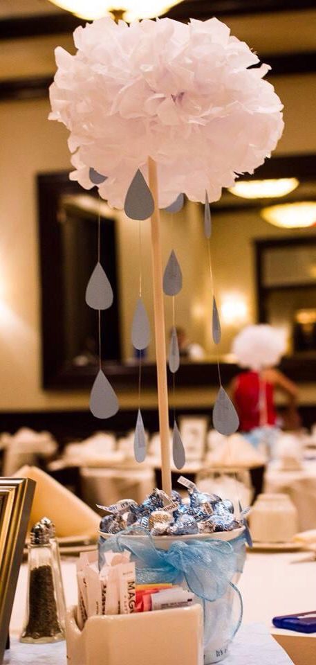 White pom pom cloud with raindrops, very cute DIY baby shower centerpiece Pom Pom Cloud, Rain Baby Showers, Diy Baby Shower Centerpieces, Baby Shower Table Decorations, Sprinkle Shower, Diy Baby Shower Decorations, Baby Shower Table, Shower Bebe, Shower Centerpieces