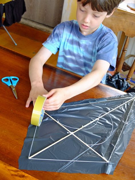 Bin Liner Kite Make A Kite That Flies, Kite Making For Kids, Making A Kite, Dayhome Ideas, Homemade Kites, Recycling Projects For Kids, Make A Kite, Diy Kite, Plastic Bag Crafts