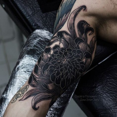 Big Cover Up Tattoos, Flower Cover Up Tattoos, Black Flowers Tattoo, Black Sleeve Tattoo, Tato Tradisional, Japanese Flower Tattoo, Geometric Sleeve Tattoo, Black Tattoo Cover Up, On Tattoo