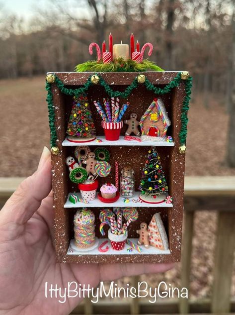 Christmas Shelf, Lights For Christmas, Christmas Diorama, Christmas Shadow Boxes, Dollhouse Christmas, Atv Riding, Diy Doll Miniatures, Mini Doll House, Doll House Crafts