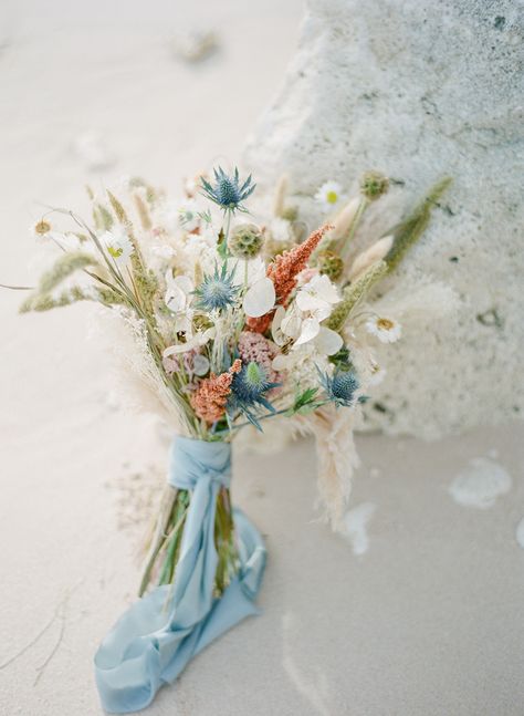 Beach Wedding Dried Flowers, Beach Wedding Wild Flowers, Coastal Bouquet Wedding, September Blue Wedding, Coastal Flower Arrangements Beach Themes, Wedding Bouquet Beach, Casual Beach Wedding Decor, Coastal Flower Arrangements, Beach Floral Arrangements