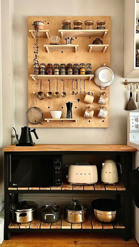 Freestanding Shelves Kitchen, Magnetic Kitchen Wall, Peg Board Spice Rack, Unique Pegboard Ideas, Kitchen Peg Boards, Wall Kitchen Storage Ideas, Kitchen Tool Organization, Kitchen Storage On Walls, Peg Board Kitchen Wall