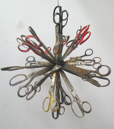 scissor sculpture Scissors Art, Vintage Scissors, Salon Art, Junk Art, Sewing Studio, Metal Crafts, Sewing Tools, Sewing Notions, Pin Cushions