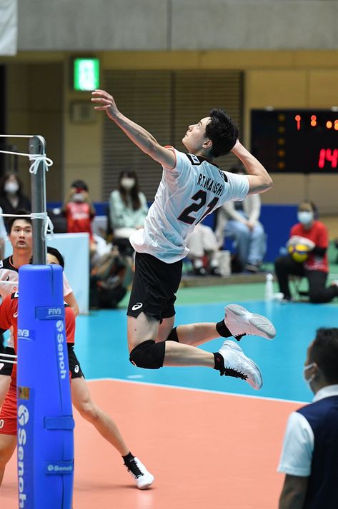 Male Volleyball, Ran Takahashi, Japan Volleyball Team, Volleyball Poses, Butterflies In My Stomach, Run 3, Words Wallpaper, Volleyball Team, Cool Poses