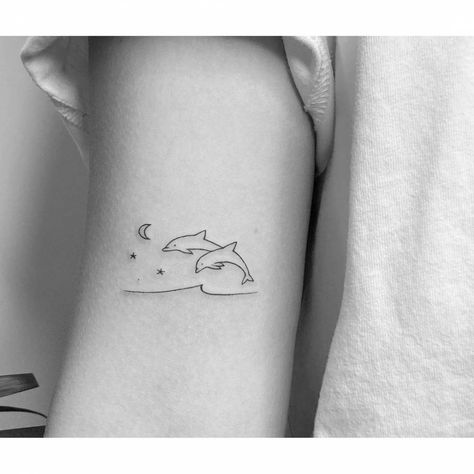 Small Dolphin Tattoo Designs, Tattoos Dolphin, Tattoos On Arm, Dolphin Tattoos, Arm Tattoo Designs, Hawaii Tattoo, Arrow Tattoos For Women, Beachy Tattoos, Indie Tattoo