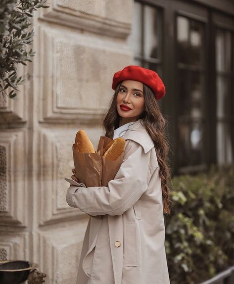 Beret Photoshoot, Red Beret Outfit, Autumn Photography Portrait, Beret Outfit, Casual Outfit Summer, Trend Outfits, Social Media Specialist, Outfit Boots, Red Beret