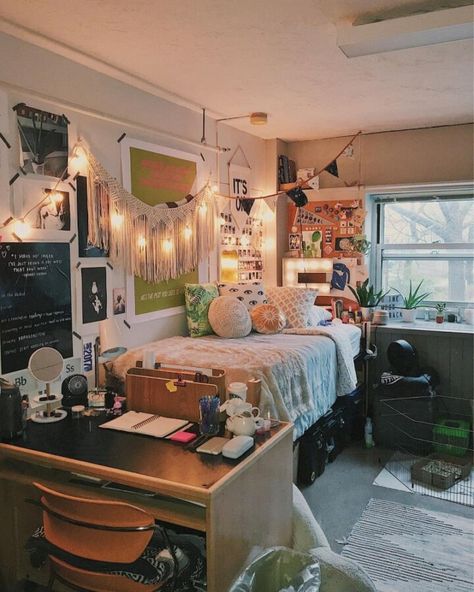 Fairy string lights are only the half of it. Check out these must-see cute dorm room ideas for major inspiration. Some of out favorite decor trends for college girls this year! #college #collegelife #dorm #dorms #collegedorm #dormroom #dormideas #dormroomideas #roomgoals #homedecor #decorideas #cuteideas #student #studentlife #freshmen #freshmayear #decor #decorating Case A Un Piano, Elegant Dorm Room, College Bedroom Apartment, Cozy Dorm Room, Small Apartment Bedrooms, College Bedroom, Dorm Room Hacks, Dorm Room Storage, Dorm Diy