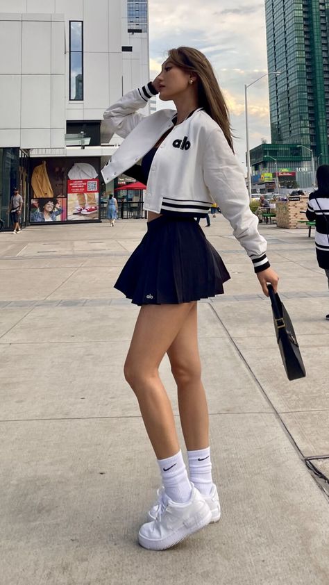 Alo Skirt Outfits, Tennis Outfit Winter, Sports Skirt Outfit, Gym Skirt Outfit, Tennis Skirts Outfit, Sporty Skirt Outfits, Golf Skirt Outfit, Alo Jacket, Blue Tennis Skirt Outfit