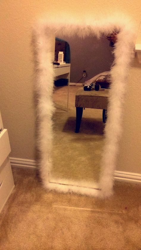 DIY fur mirror! Fluffy Mirror Diy, Fur Mirror Diy, Fur Wall Bedroom, Diy Body Mirror, Fuzzy Wall, Mirror Diy Ideas, Fur Mirror, Fluffy Mirror, Girlie Apartment