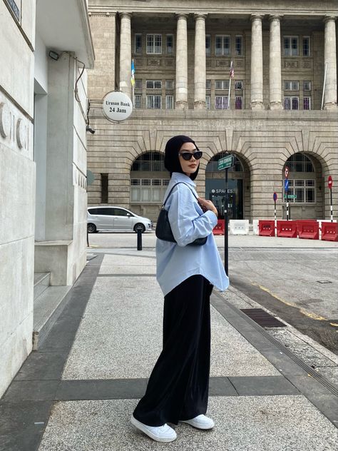 Straight Jeans Hijab Outfit, Blue And Black Outfit Hijab, Summer Outfits Women Hijab, University Outfit Ideas Summer Hijab, Blue Chemise Outfit Hijab, Blue Blouse Outfit Hijab, Sky Blue And Black Outfit, Hijab Outfit Ideas Summer Casual, Blouse Hijab Style