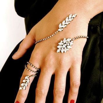 Palm Bracelet, Pinterest Jewelry, Finger Jewelry, Hand Chain Bracelet, Hand Finger, Bracelets And Rings, Bracelet Wedding, Ring Hand, Prom Jewelry