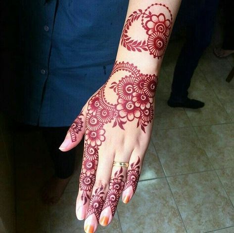 Henna Flower Designs, Henna Flower, Bridal Mehendi Designs Hands, Henna Art Designs, Easy Mehndi, Mehndi Images, Flower Henna, Bridal Mehendi, Latest Bridal Mehndi Designs