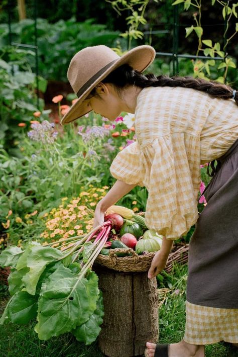 Plant Bedroom Aesthetic, Tattoos Black Women, Grass Backyard, Thuy Dao, Her 86m2, Rural Living, Daughter Tattoos, Backyard Vegetable Gardens, Mother Daughter Tattoos