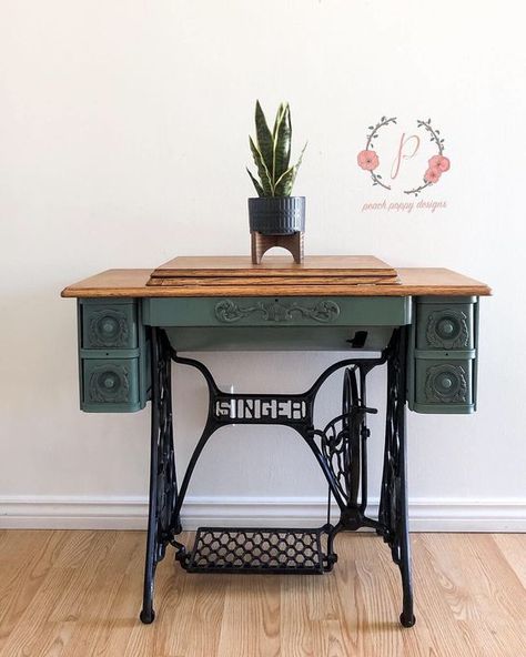 Sewing Machine Vanity Sink, Diy Singer Sewing Table, Antique Sewing Machines Decoration, Refinished Sewing Machine Table, How To Use A Sewing Machine, Sewing Machine Table Ideas, Vintage Sewing Machine Table, Singer Sewing Machine Repurposed, Antique Sewing Machine Table