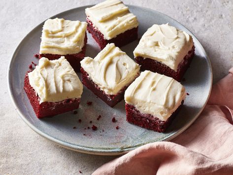 Red Velvet Brownies Recipe Red Velvet Sheet Cake, Red Velvet Brownies Recipe, Sour Cream Frosting, Fluffy Cream Cheese Frosting, Velvet Brownies, Red Velvet Brownies, Cake Mug, Mini Tortillas, No Bake Bars