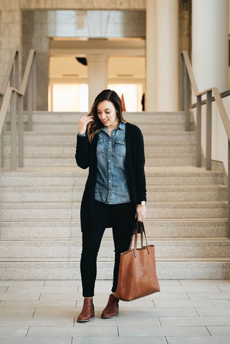 What To Wear When You Don’t Know What To Wear | Sharing My Sole Black Cardigan Outfit Work, 80 Outfits, Denim Top Outfit, Stylish Leggings Outfit, Black Cardigan Outfit, Jean Shirt Outfits, Chambray Shirt Outfits, Tops To Wear With Leggings, Denim Shirt Outfit