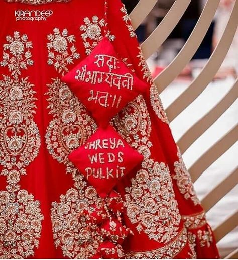 17 Latest Latkan Designs For Bridal Lehenga - ShaadiWish #shaadiwish #indianwedding #bridallehengalatkan #colourlatkan #latkandesigns #handmadelatkans #latkansforlehenga #bridaltrends Latkan Designs, Quirky Bride, Tassels Fashion Clothing, Lehengas Wedding, Designer Tassels, Blouse Lehenga, Saree Tassels Designs, Latest Bridal Lehenga, Wedding Lehengas