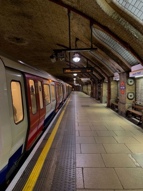 London Metro Aesthetic, Downtown Girl Aesthetic Wallpaper, Downtown Wallpaper, Metro Aesthetics, London Downtown, Cozy Afternoon, London Dreams, Living In London, London Baby