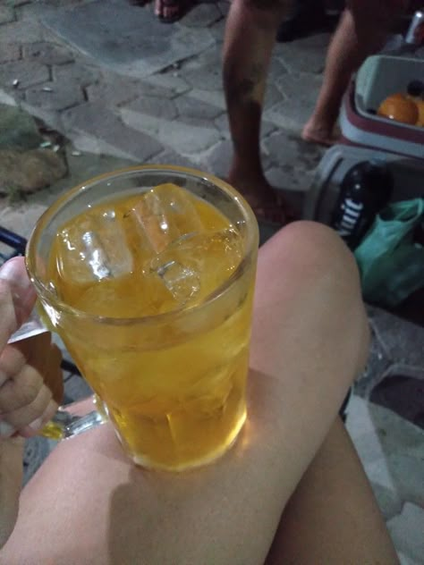 Redhorse Beer Prank, Alfonso Drink, Drinking Alcohol Aesthetic, Alcoholic Drinks Aesthetic, Alcoholic Snapchat, Alcohol Pictures, Alcoholic Drinks Pictures, Drinks Pictures, Beach Selfie