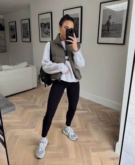 Jessica Taylor on Instagram: "Todays fit 👟 happy monday💫" Casual Workout Outfits Winter, Winter Gym Outfits For Women, Outfits Ideas Women, Fall Workout Outfits, Minimalist Winter Outfit, Casual Outfits Ideas, Workout Outfits Winter, Workout Outfits For Women, Outfits Leggins